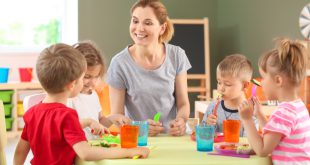 Kinder im Kindergarten in Kindergartenkleidung