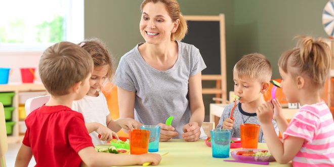 Kinder im Kindergarten in Kindergartenkleidung