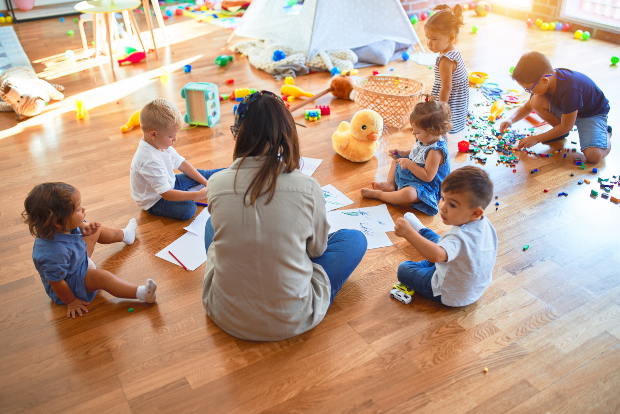 Gruppe Kinder im Kindergarten - Kindergartenkleidung muss bequem sein