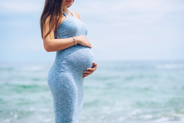 Schwangere Frau im Stretchkleid 