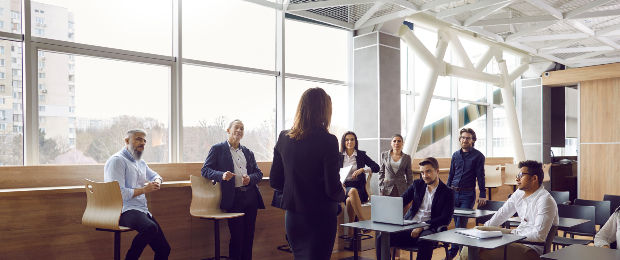 Frauen und Männer bei einem Meeting