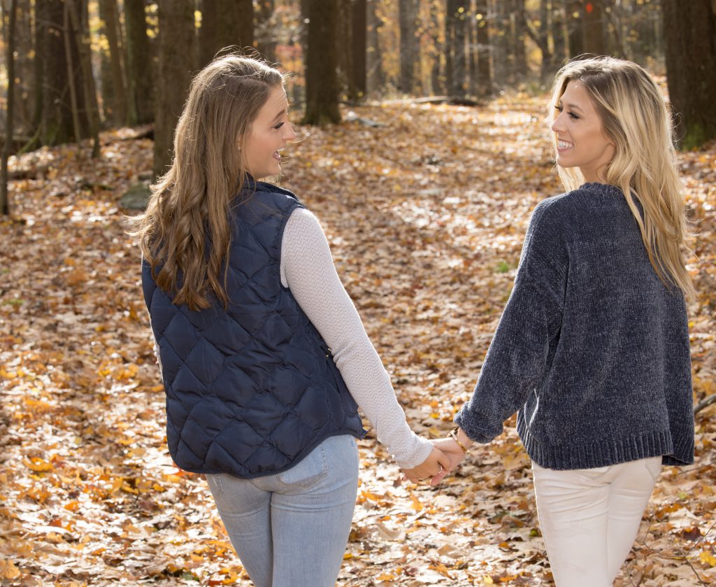 2 junge Frauen im herbstlichen Wald - Herbstkleidung