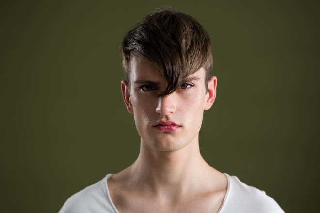 Junger Mann mit etwas Lippenstift und weißem T-Shirt