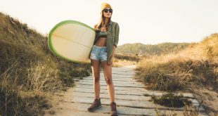 Junge Frau im Surfer-Style