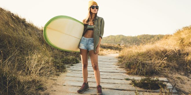 Junge Frau im Surfer-Style