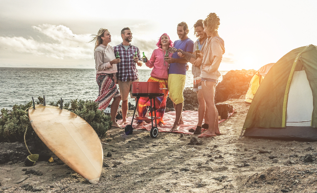 Gruppe junger Leute am Strand - Surfer Style