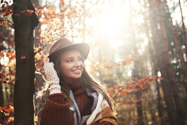 Junge, modische Frau im Wald - Herbstkleidung