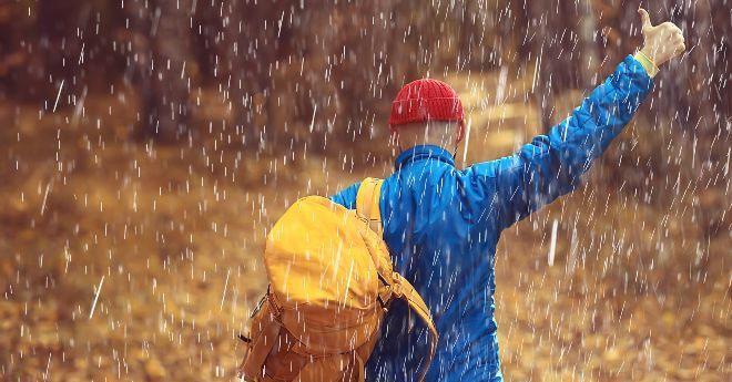 mann-regen-backpacking-3 Backbacker-im-regen - Was sagt die Wassersäule bei Kleidung aus?