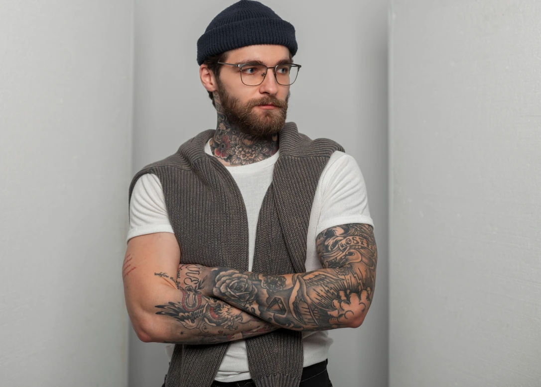 Mann stylt Berlin-Look mit Beanie und Strickpullover