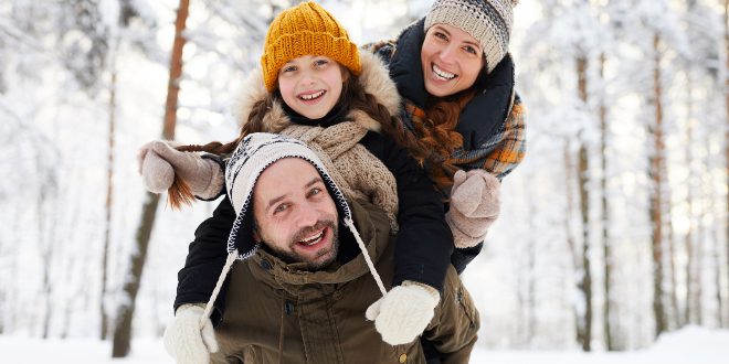 Familie bei einer Winterwanderung