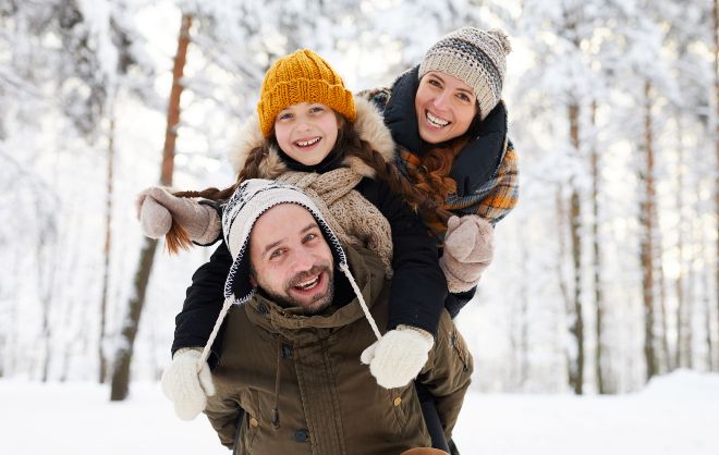 Familie bei einer Winterwanderung