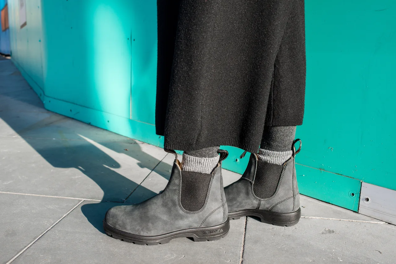 Chelsea Boots und Wollsocken zum langen Rock als Urban Look