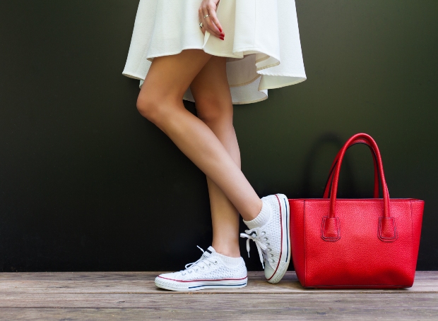 Mädchen mit einem Kleid und weißen Sneakers