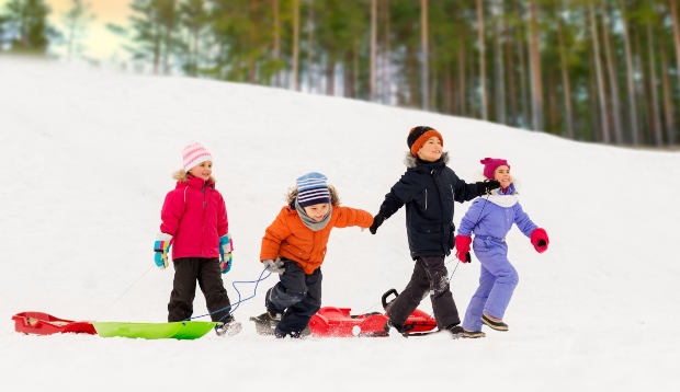 Kinder spielen im Schnee