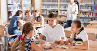 Schüler im Klassenzimmer - ideale Schülerbekleidung