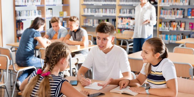 Schüler im Klassenzimmer - ideale Schülerbekleidung