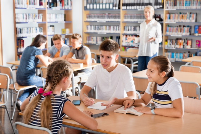 Schüler im Klassenzimmer - ideale Schülerbekleidung