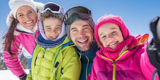 Familie im Winter - schöne Kinderwinterjacken