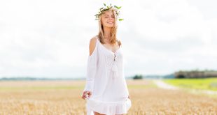 Dame mit weißen Kleid im Feld