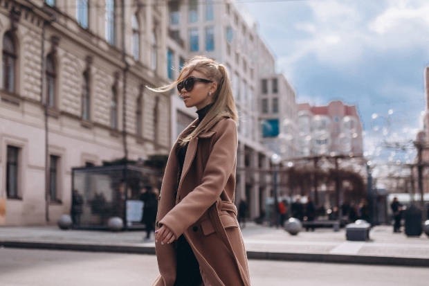 Frau im Camel Coat