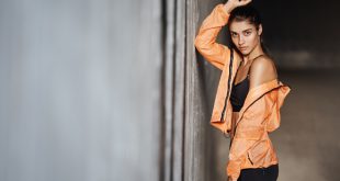 Frau in orangefarbener Jacke im Sporty Style