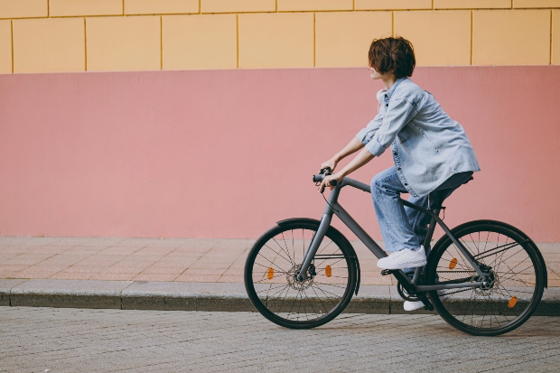 Frau auf dem Fahrrad mit Jeanshemd