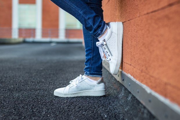 Weiße Sneaker für den Sporty Style