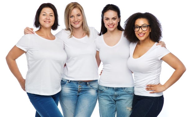 4 junge Damen mit T-Shirt und Jeans - Kleidung in großen Größen