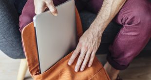 Junger Mann mit Laptop und Rucksack - Laptop-Rucksäcke