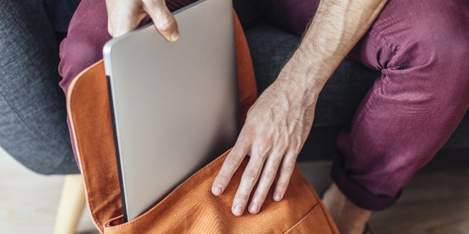 Junger Mann mit Laptop und Rucksack - Laptop-Rucksäcke