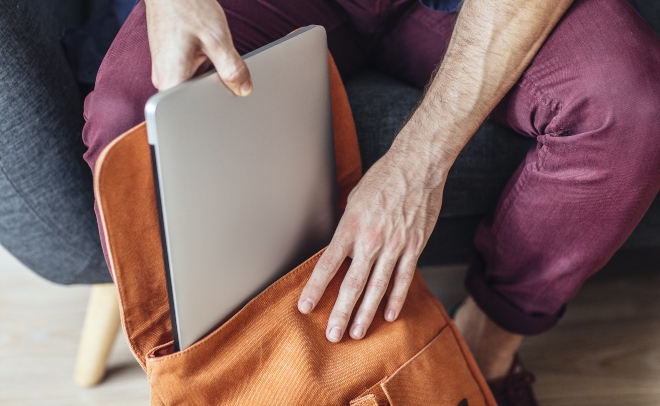Junger Mann mit Laptop und Rucksack - Laptop-Rucksäcke