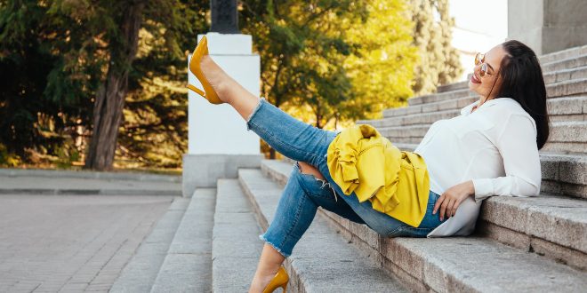 Junge Frau in modischem Outfit - Kleidung in großen Größen