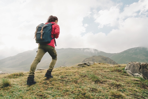 Frau beim Wandern in Cargo-Outfits 