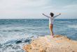 Frau am Meer mit Cargo-Outfit