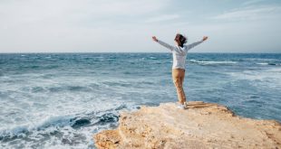 Frau am Meer mit Cargo-Outfit