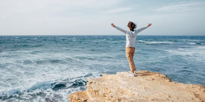 Frau am Meer mit Cargo-Outfit