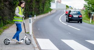 Mädchen mit Sicherheitskleidung