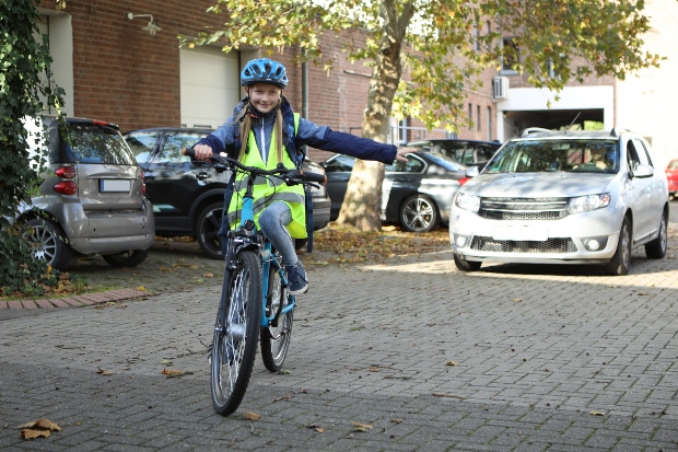 Mädchen auf Fahrrad mit Sicherheitskleidung