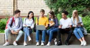 Studenten sitzen draußen - Der Campus Style