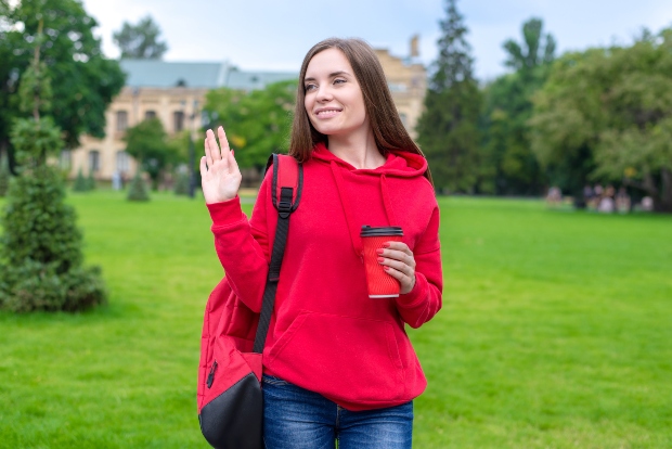 Junge Studentin mit Kapuzenpulli - Der Campus Style