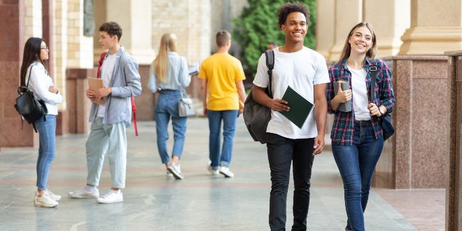 Junge Leute in einem Uni-Outfit