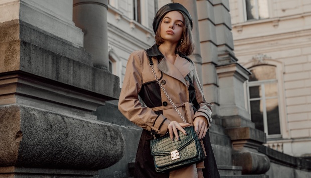 Elegante Frau mit Kroko-Tasche