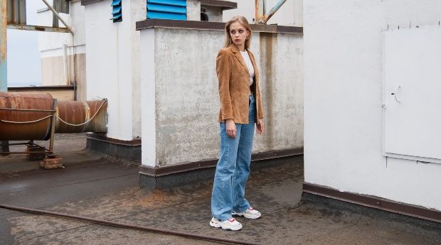 Junge Frau mit Wildlederjacke, Jeans und T-Shirt - Lederkleidung