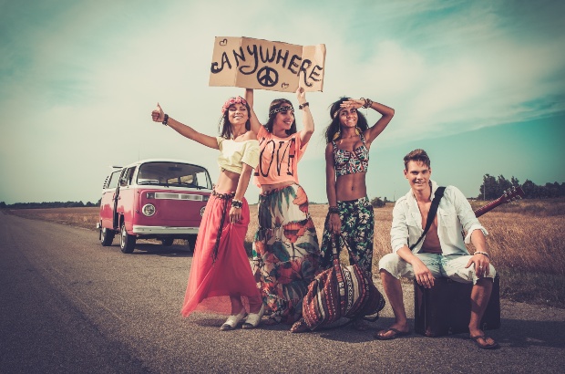 4 junge Menschen im Hippie Style