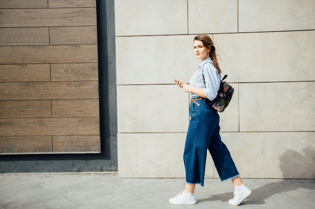 Junge Frau in Hemd und Mom Jeans 