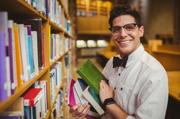 Ein moderner "Nerd" mit Fliege, Hemd und Büchern - Uni-Outfit der Nerds