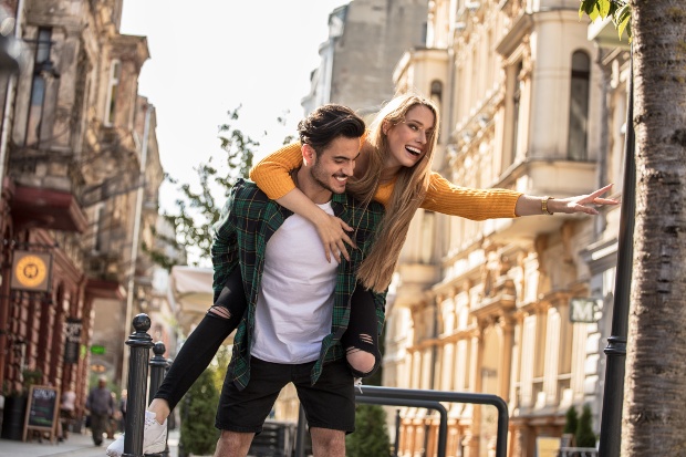 Junges Paar im Stadtzentrum - City Outfits