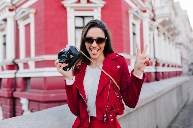 Frau mit roter Jacke und Kamera 