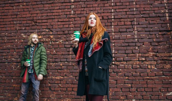 Ein junges Paar im Grunge-Winterlook Winteroutfits für Damen