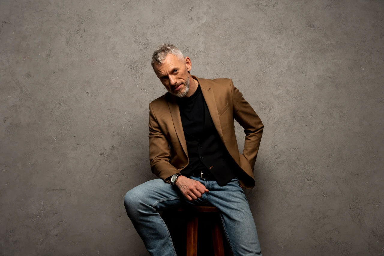 Mann kombiniert braunes Sakko mit Jeans lässig und elegant zugleich